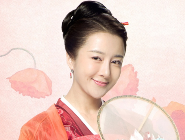 曼娘李依晓晒健身照大秀马甲线现代装的她比古装美多了