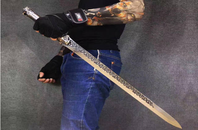 原创现代"脑洞大开"兵器:美国"鲨鱼臂刀"最霸道,第3跟公牛有关