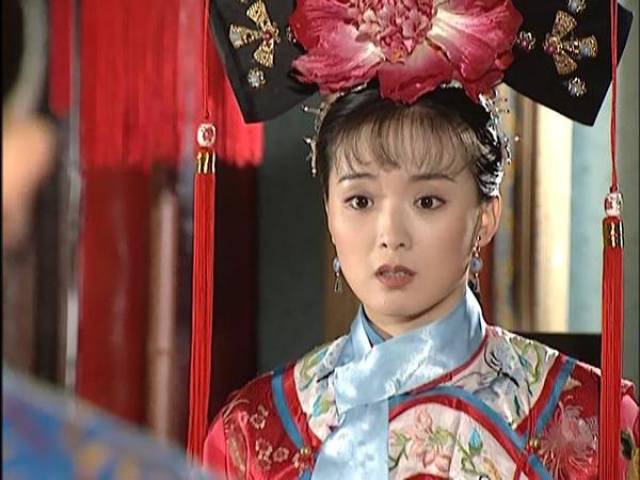 "晴格格"王艳一家回国现身机场,或受赌债风波影响表情略显严肃