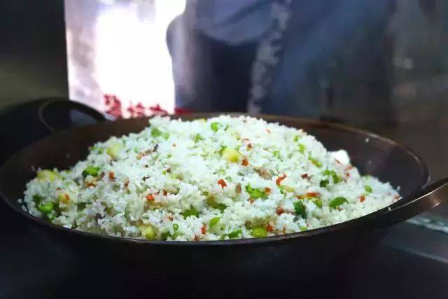 圖源:雲南財經大學官微 雲南財經大學 連食堂都很精緻 食堂阿姨們每天