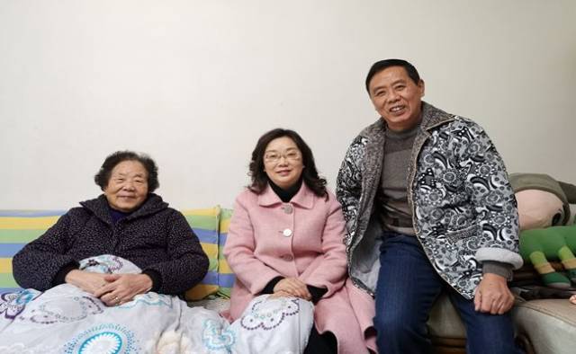 每到一处,娄玲与老同志促膝交谈,详细询问他们的身体健康状况和日常