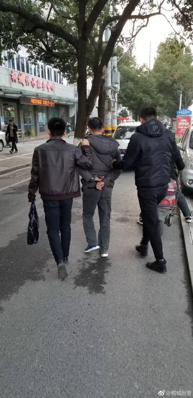 今日,桐城刑警在街头抓获3名扒手!
