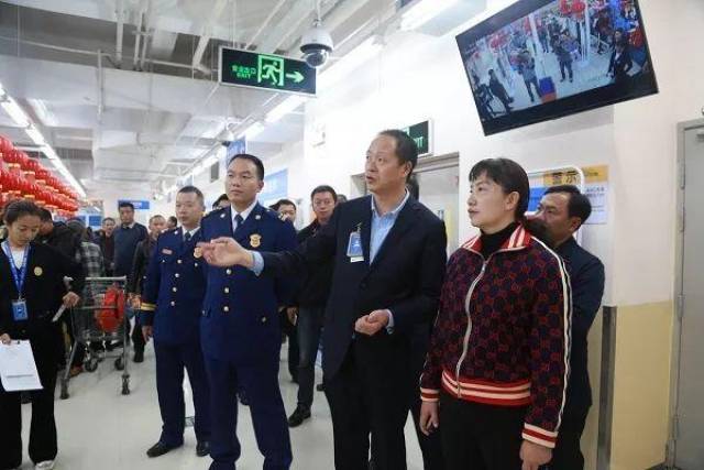 罗萍州长一行听取了消防支队曹福波支队长关于春节期间消防安全工作
