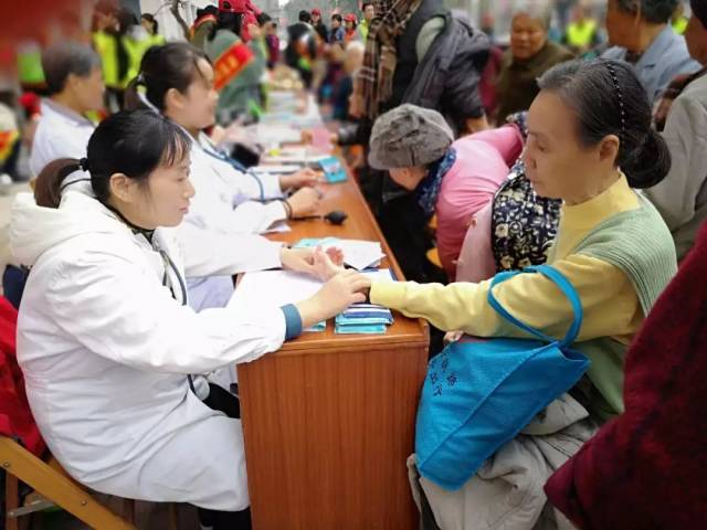 送健康进社区送健康先锋引领健康行