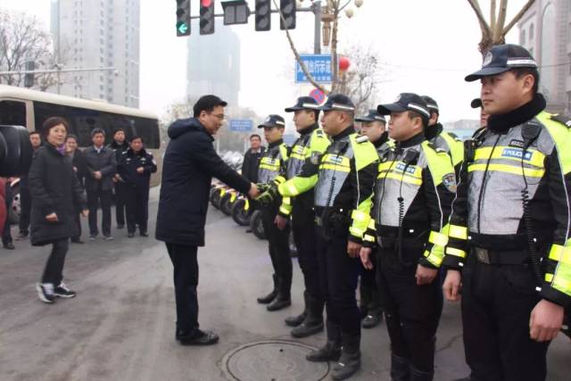 今日辉县市领导慰问看望春节坚守岗位工作人员