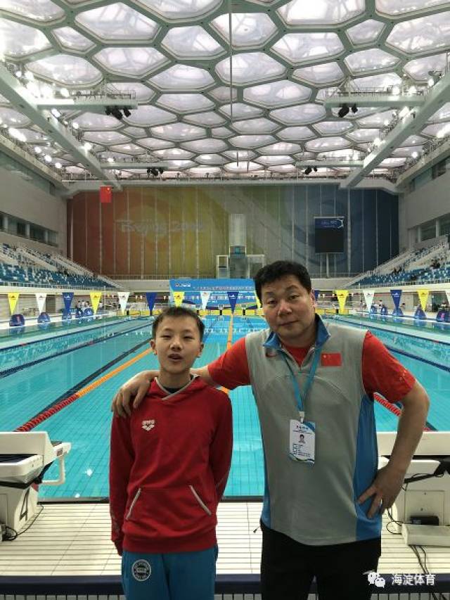 我区队员李嘉文在全国青少年游泳比赛中四破全国记录!