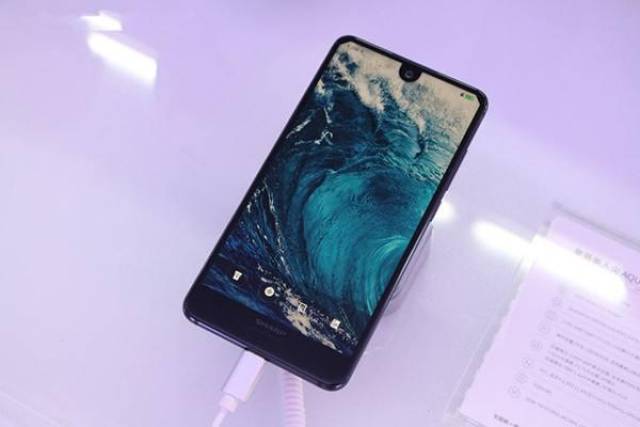 不过夏普s2倒是在配置上很超前,水滴屏就几乎超强了vivo后来的手机近