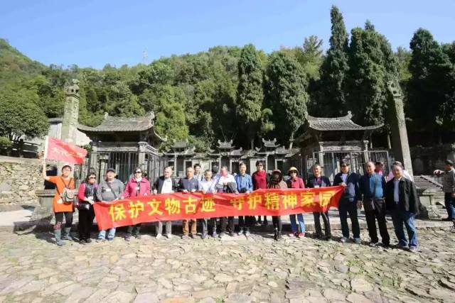 摄于温州乐清高友玑墓道前