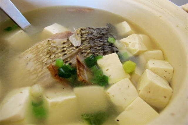 鲜嫩美味的鲈鱼豆腐汤是一道色香味俱佳的家常菜肴,也是春节家宴必备