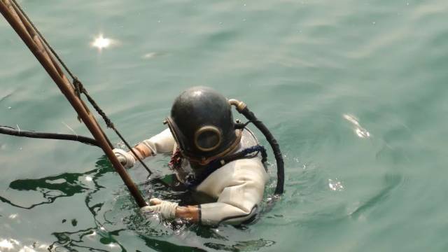 这种潜水服由金属头盔和橡胶连体衣组成,是工业重型潜水服.