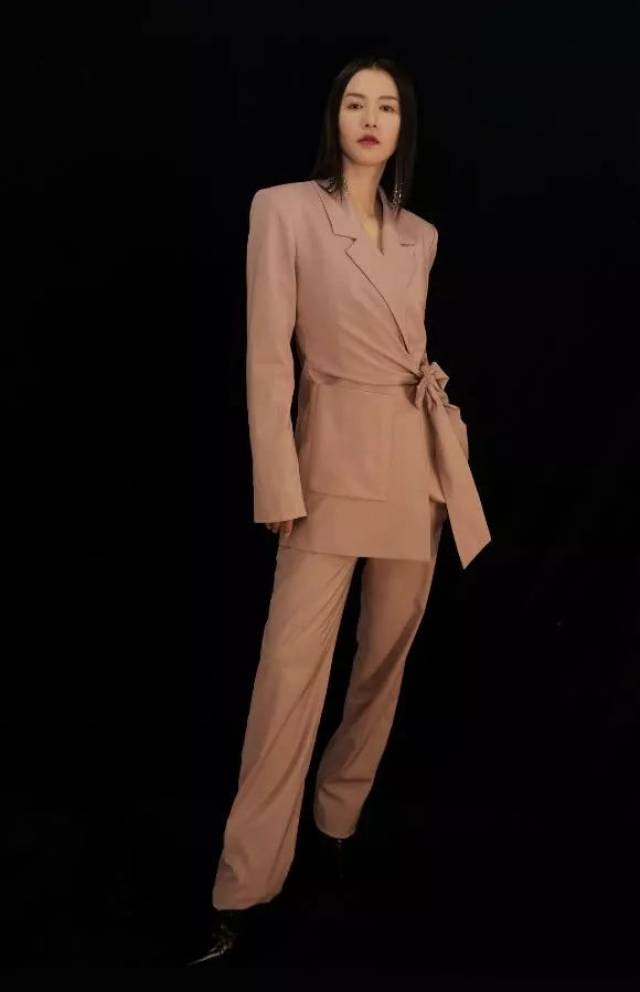 谭维维穿粉色西装出镜,披着中分长直发,霸气值与少女感兼具!
