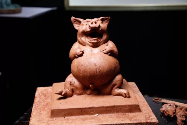 可爱的生肖猪雕塑要跟大家见面啦!