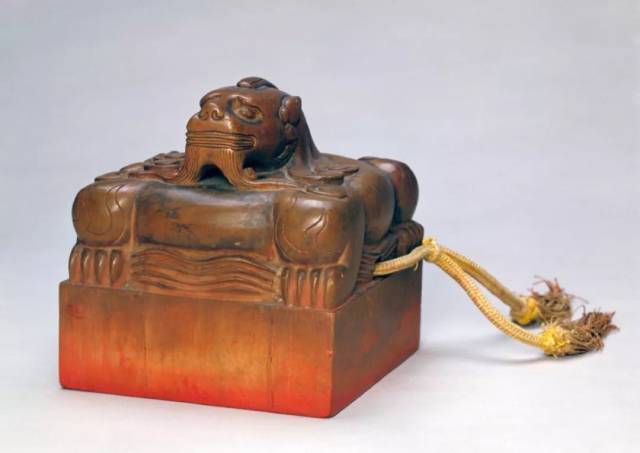 ""封印"指的是我国古代官员在春节前将象征权力的印绶暂时封存,封存