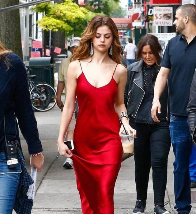 赛琳娜近照曝光,穿红色礼裙亮相街头,搭配精致妆容简直美呆了!