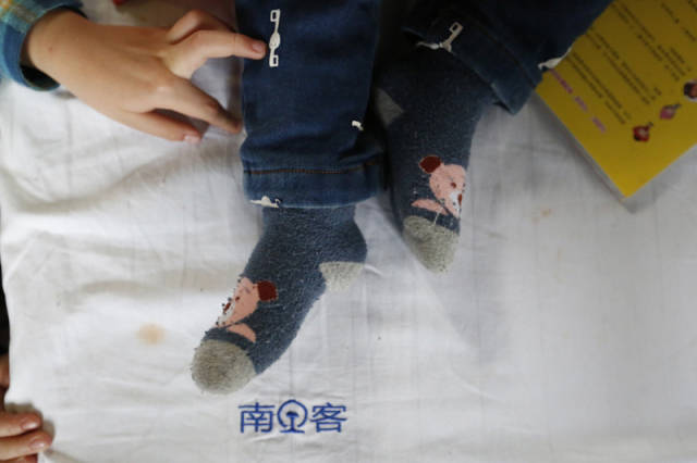 "我弟弟的袜子还不错,要拍一个吗?"(丁波/摄)