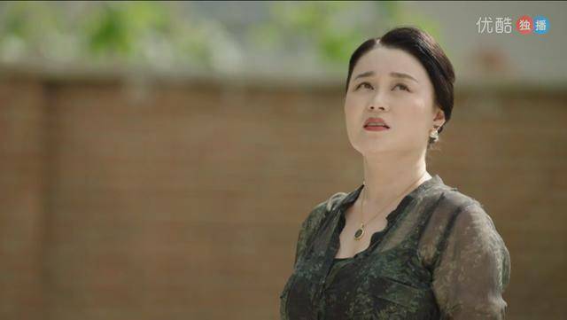 《乡村爱情11》五十岁出头杨晓燕真年轻 但穿这衣服不太合适吧_手机