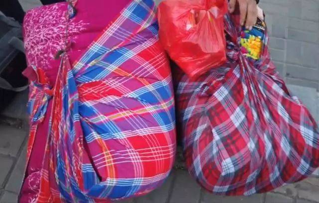 1月19日, 西安火车站一处空地上, 放着几个用床单包裹起来的大包袱