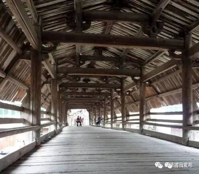 申士 木拱架编悬两涯,飞檐榫卯鲁班夸.