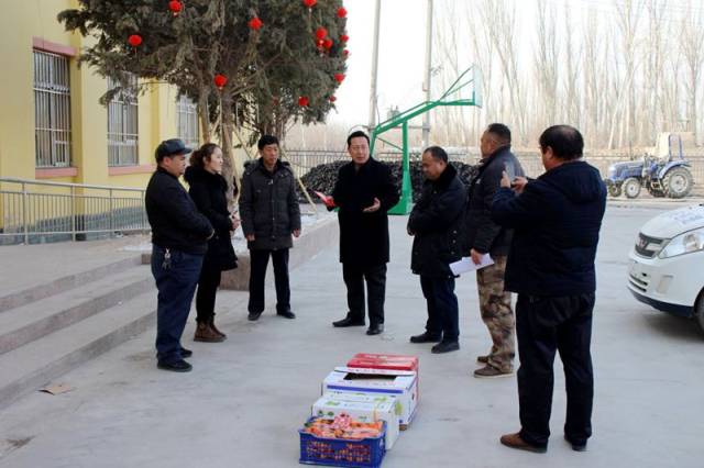 人大常委会党组书记派孜拉·买买提在慰问巴仁乡巴仁村"访惠聚"工作队