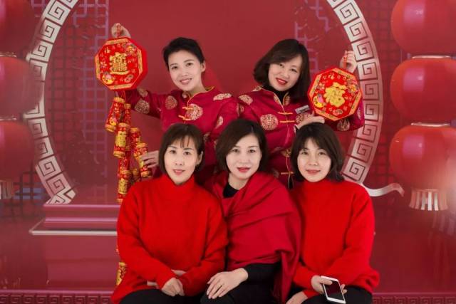 专业摄影师为您的家庭拍摄全家福 并赠送10寸精修照片一张 活动时间