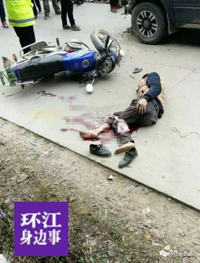 小四的现场图片来看,摩托车侧翻在路面上,摩托车驾驶员腿部流了很多血