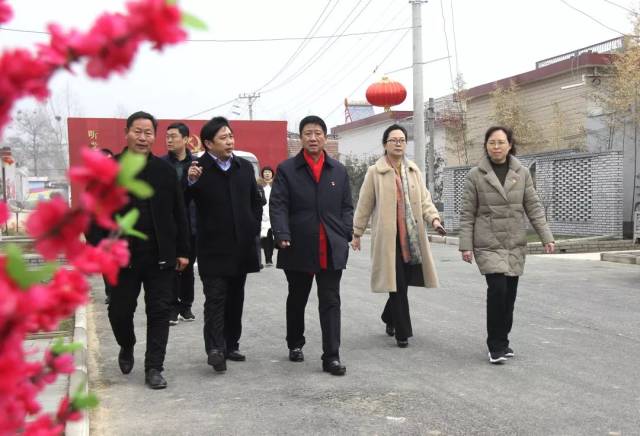 崇德向善,见贤思齐!县领导登门为"新时代乡贤"授牌匾