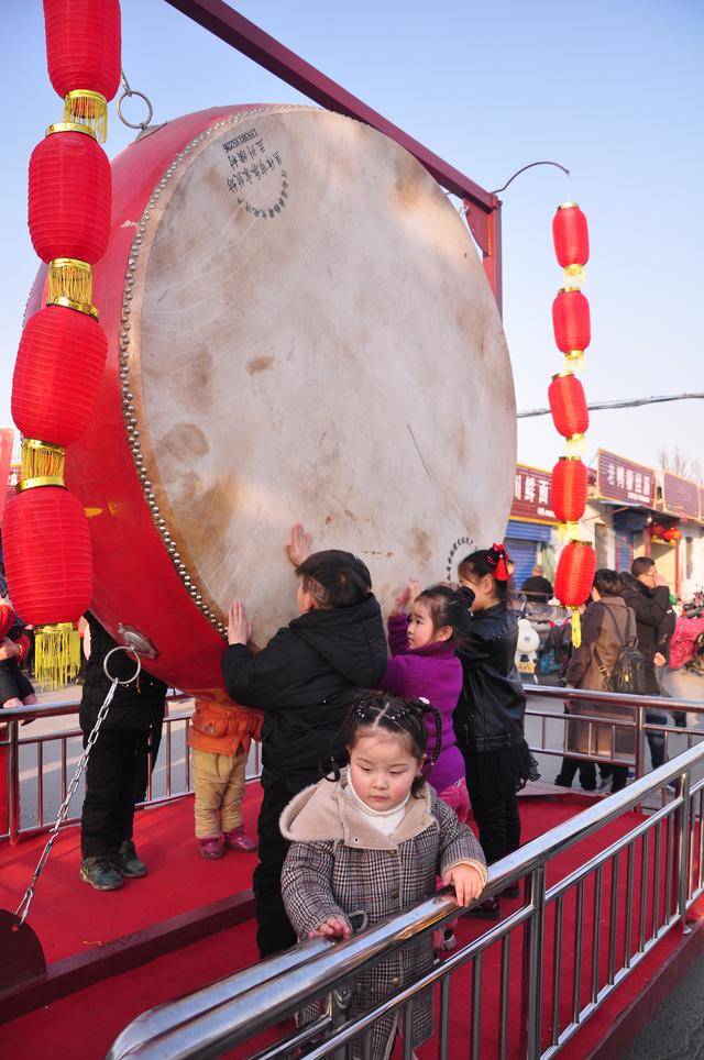 这是首届北朱村迎春文化节上设置直径两米的传统大鼓,许多孩子们上去