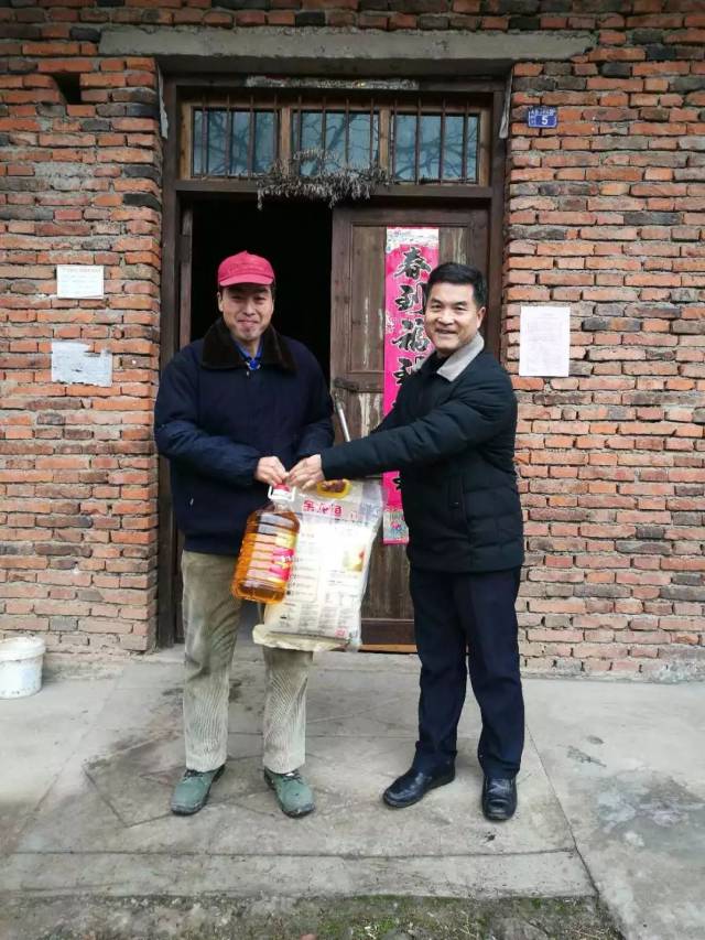 为枞阳县钱铺镇长山村贫困户送去食用油,大米,面粉等慰问品,在冬日里