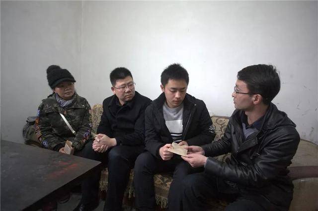 省市主要领导委托县委书记肖顺兴,市委组织部副部长牟汉看望慰问杨学