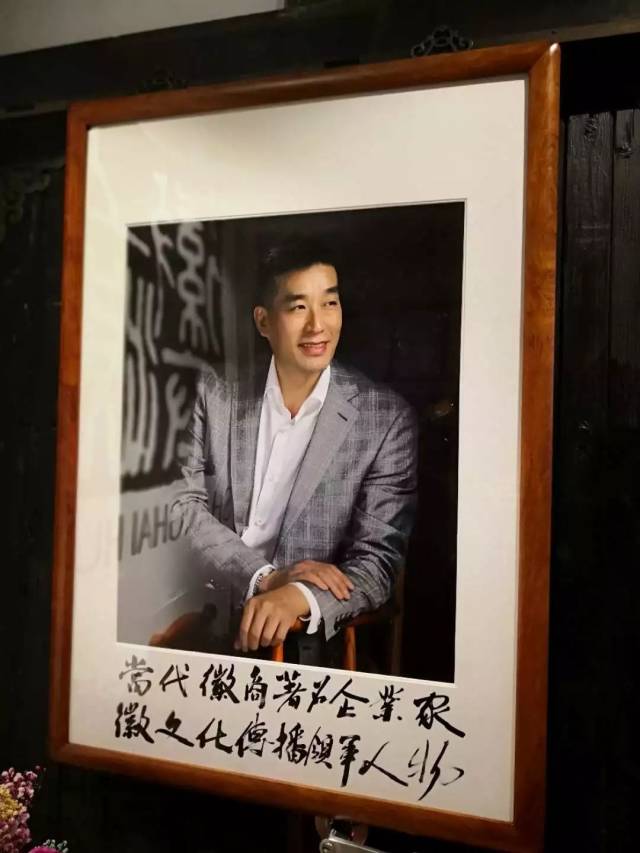 雪花飘过华漕镇的天空,落在上海徽府的那一方天井里,落在郑宏祝的肩头