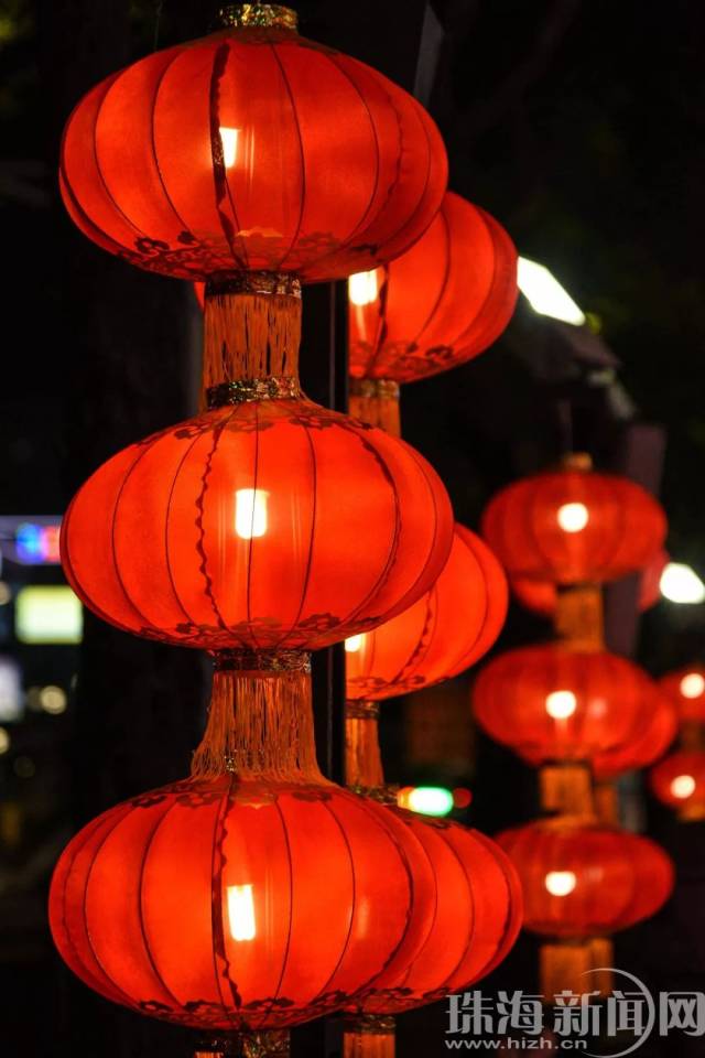 今年可爱的灯光造型一定十分讨喜 除了传统的大红灯笼以外 还有浪漫的