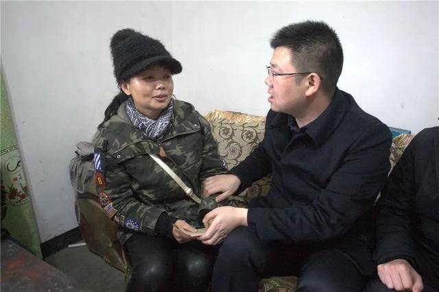 省市主要领导委托县委书记肖顺兴,市委组织部副部长牟汉看望慰问杨学