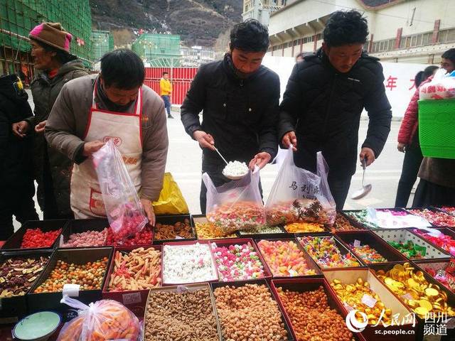 备年货 做美食 迎新年 四川甘孜藏族自治州年味浓