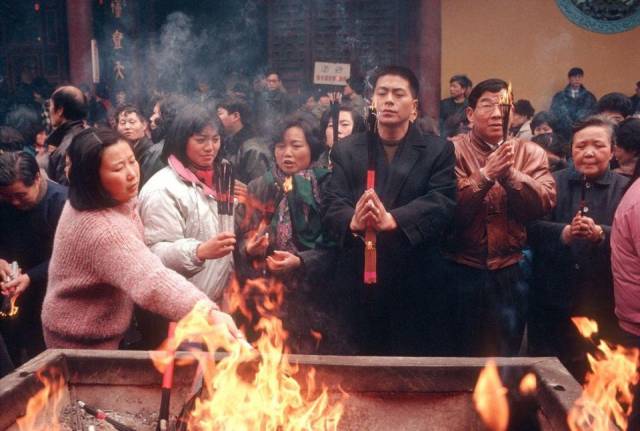 1993年上海的春节 放鞭炮吃年夜饭烧香拜佛打麻将
