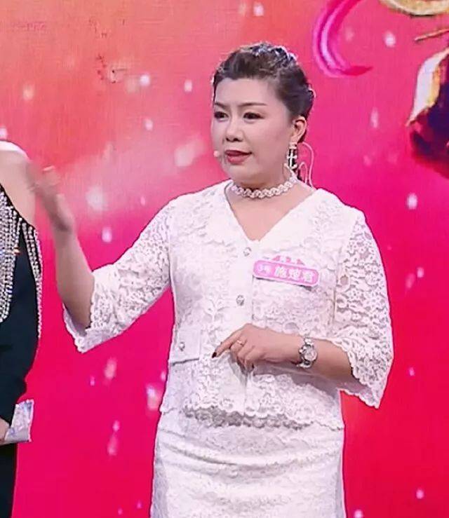回顾往期节目可以发现,施楚君妈妈可谓是风格百变,时而身着白色套装看