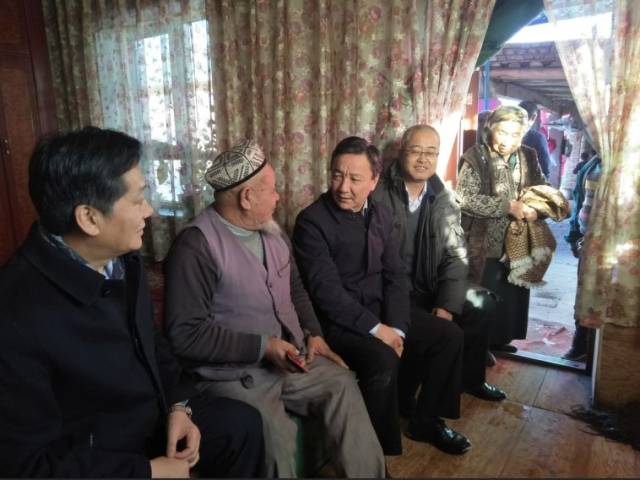 在老党员托乎塔洪·木明家中,潘君庆与托合塔洪促膝谈心,详细询问了