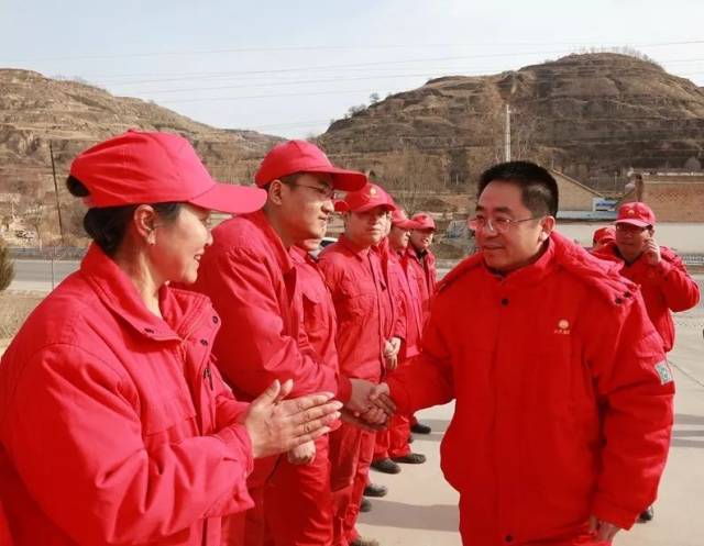 1月28--29日,油田公司副总经理,安全总监沈复孝深入采油二厂看望慰问