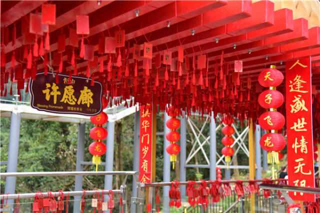 中国最长的祈福长廊大年初一挂了上万个祈福牌,景区称有些不堪重负