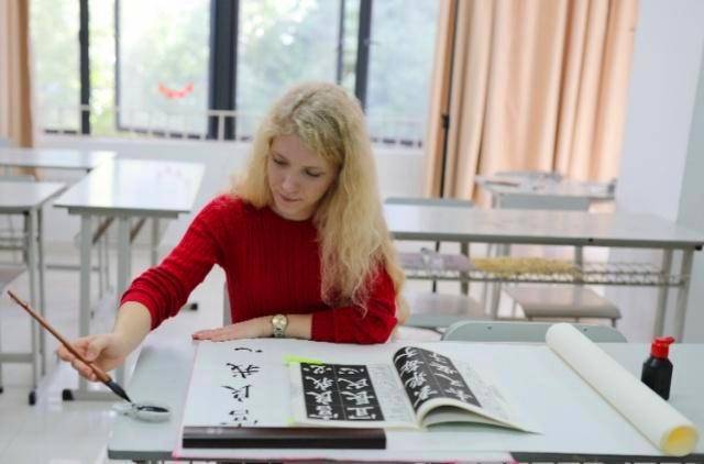 24岁俄罗斯姑娘,习书一年,获第二届外国人写汉字书法大赛一等奖