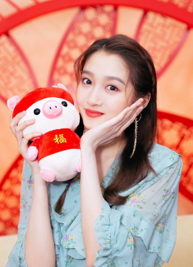 关晓彤春晚低调献唱,一袭印花裙清新灵动,换个发型更温柔甜美