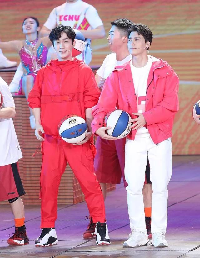 都是什么神仙组合:朱一龙李易峰成球友,tfboys吴磊同框对唱,葛优喊