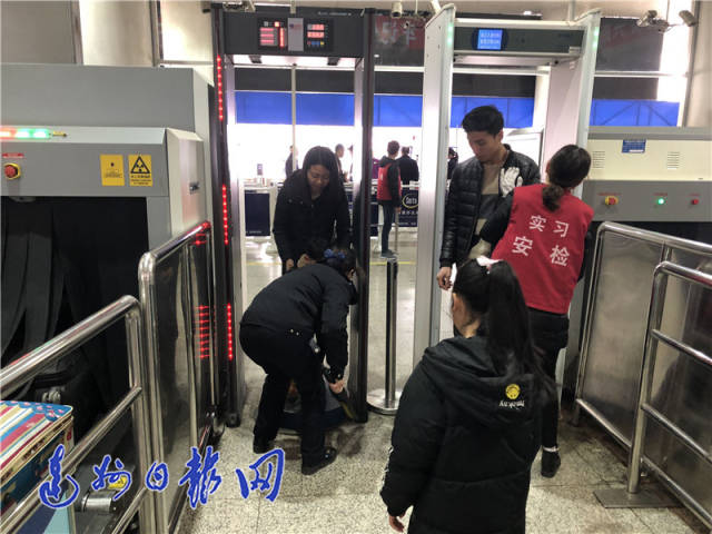 "年三十这天,达州站内还有不少乘客赶着坐火车回家,几位安检人员正在