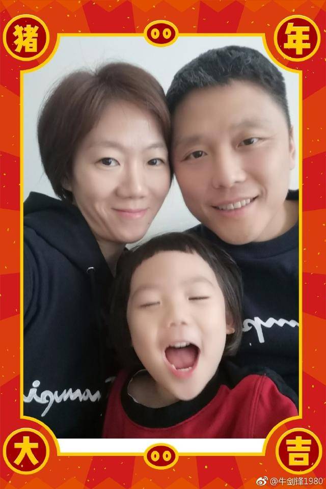国乒世界冠军牛剑锋晒全家福四岁女儿像她老公是方博的教练