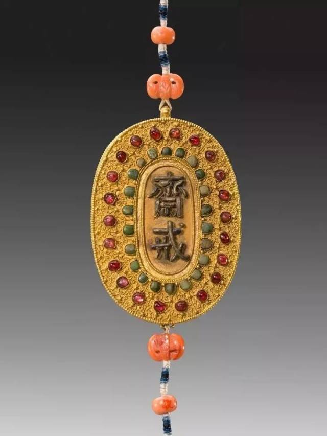 挂宫灯,写经诵经,祭祖,斋戒.