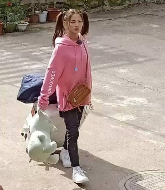 杨超越的出身是农村,但是她一直都很阳光,所以很受人喜欢.