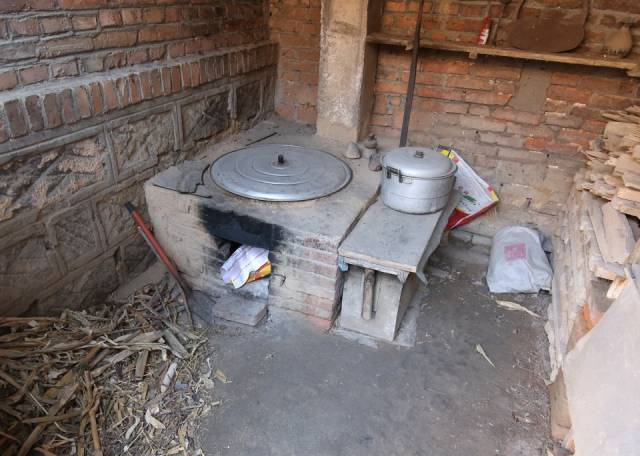 春节回农村老家89岁奶奶留下老物件元宝石风箱是记忆