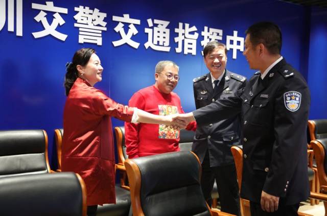 深圳市公安局党委委员,指挥长官尔杰(右一),深圳市交警局局长徐炜(右