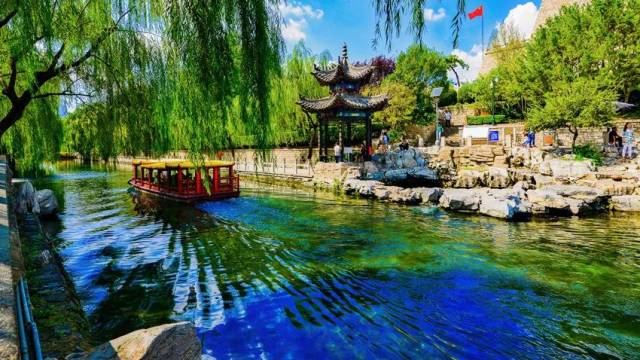 护城河始建于汉代,全长7公里,是国内唯一由泉水汇流而成的护城河.