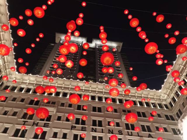 2月5日,位于尖沙咀的香港半岛酒店门口挂满红灯笼,俨然成为一个新景点