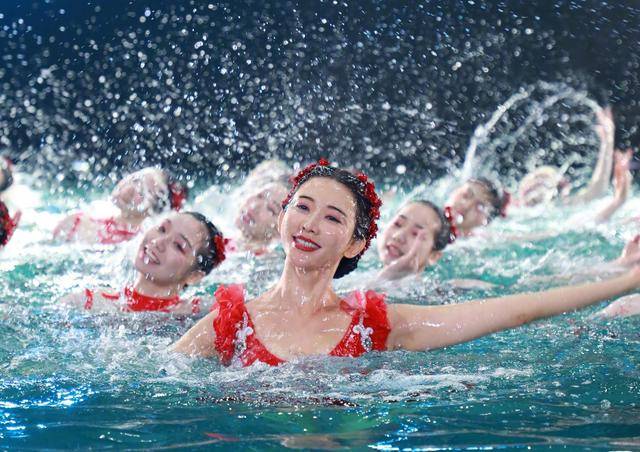 44岁林志玲春晚表演水中芭蕾十分惊艳 但网友质疑她用替身表演